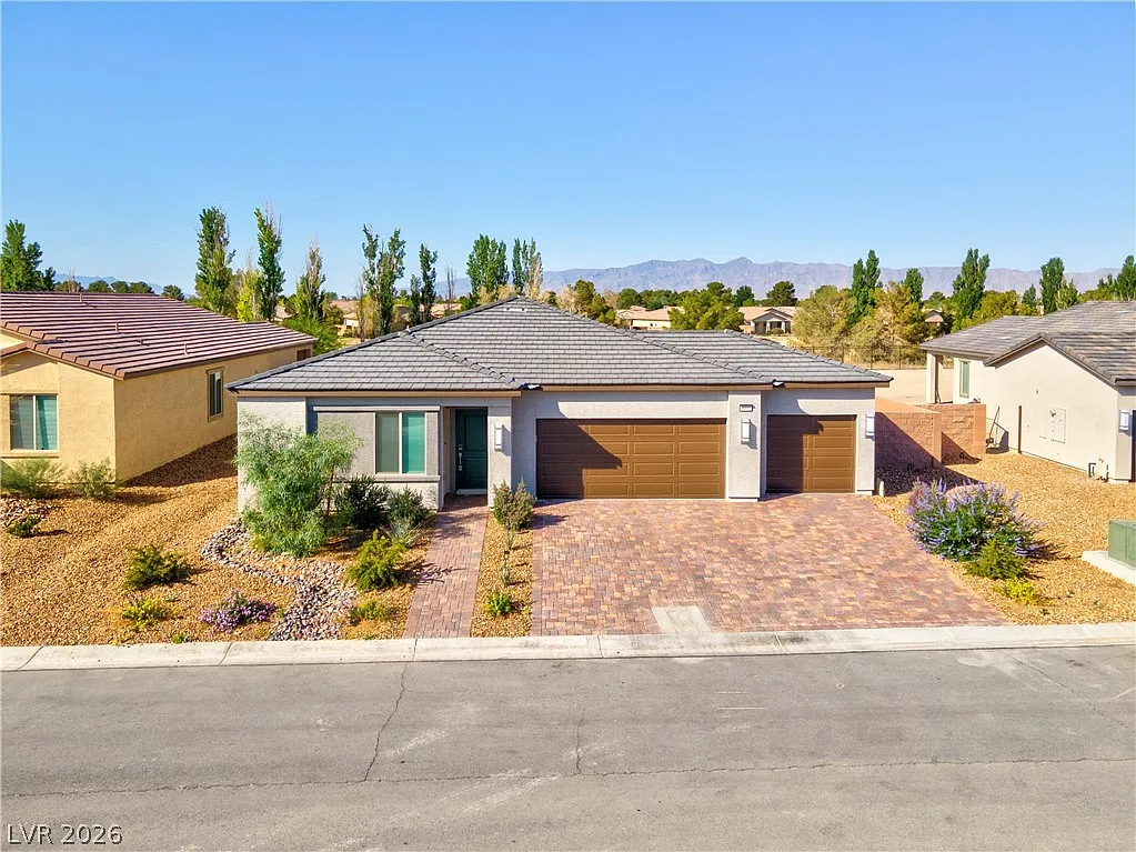 3 bed, 2.5 bath, 2042 sqft, $2,900 — Photo 1