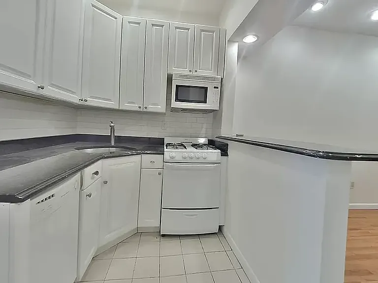417 3rd Ave #1A — Photo 1