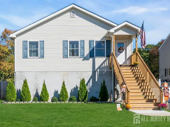 35 Willow St, Port Monmouth, NJ 07758