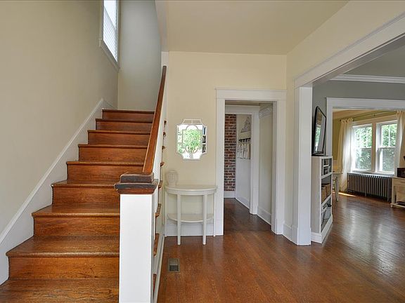 3rd image of 907 Charlotte St