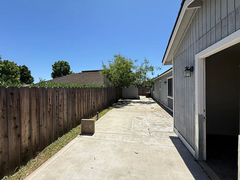 2054 Hyannis Cir — Photo 25