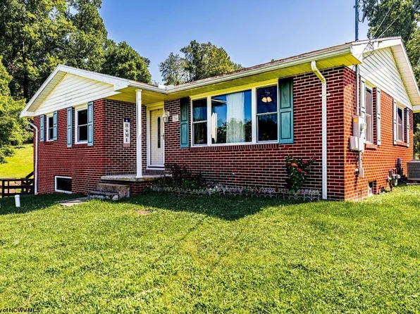 36 Plantation Dr, Morgantown, WV 26508
