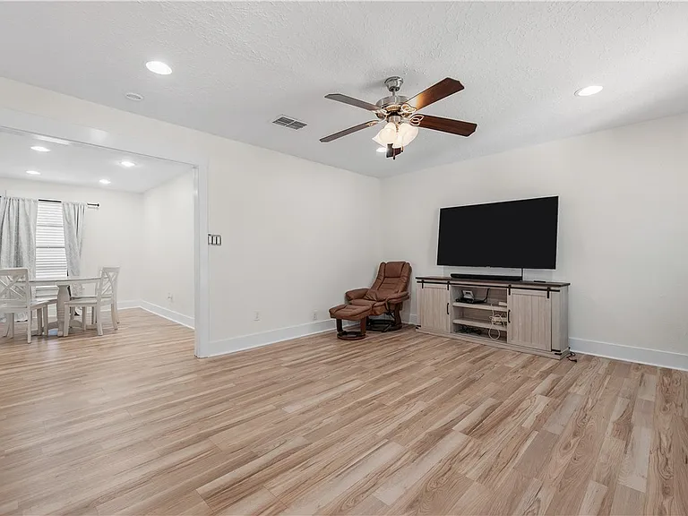 1510 Burt St — Photo 11