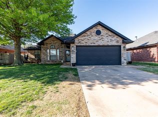 520 Fire Light Dr, Moore, OK 73160