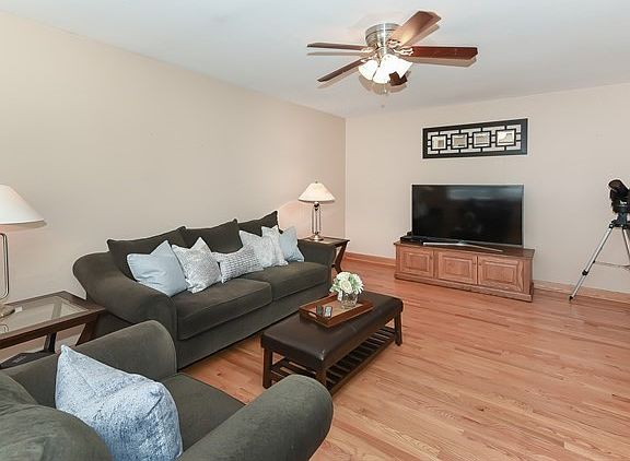 4th image of 639 Chelmsford Ln