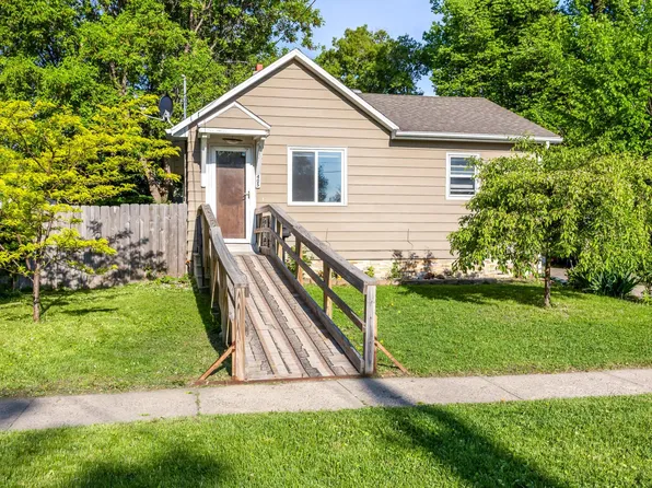 405 14th St N, Moorhead, MN 56560