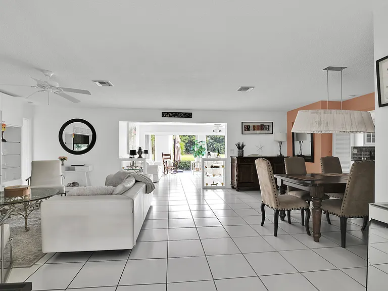 450 French Royale Cir — Photo 8