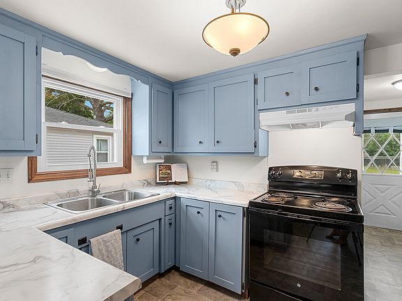 3rd image of 1344 Hastings St
