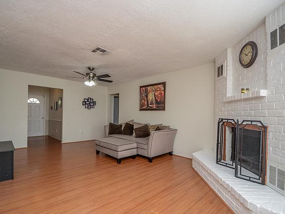 3rd image of 10010 Wren St