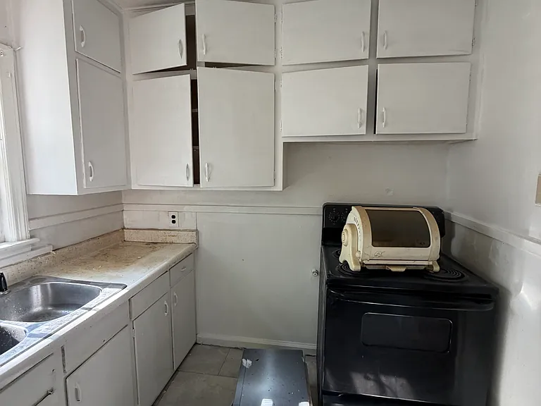2140 Henry Ave — Photo 2