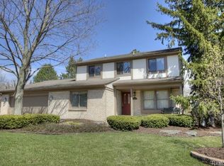 12072 Beacon Hill Dr, Plymouth, MI 48170