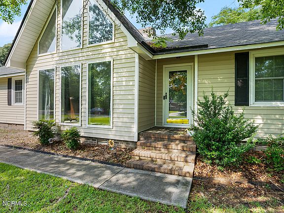 3rd image of 2203 Dogwood Lane