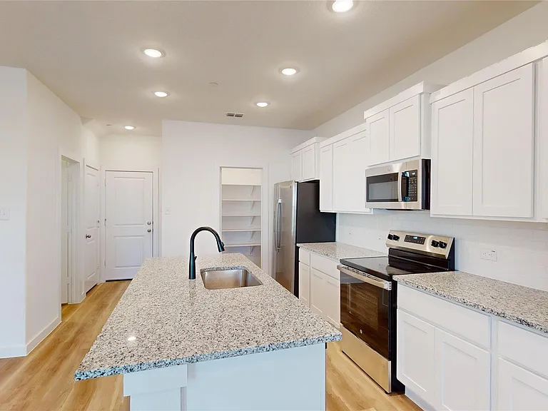 2916 Elle Dr — Photo 12