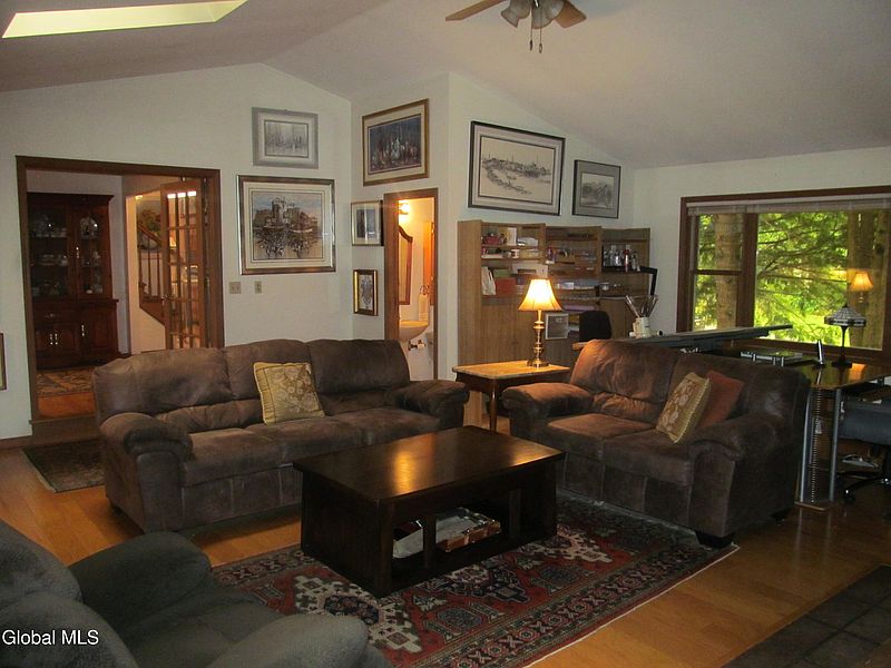 5th image of 9 Pineridge Court