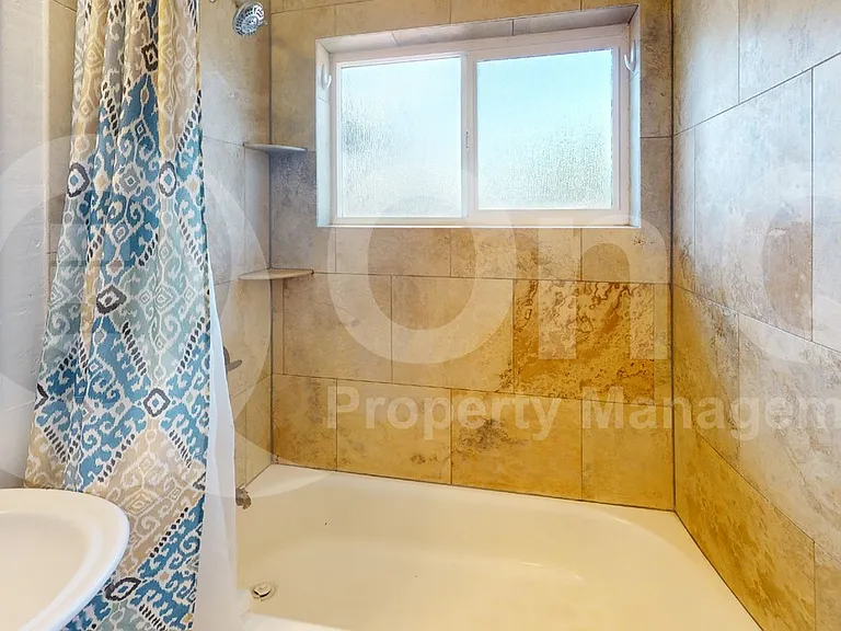 1305 E Water St — Photo 15
