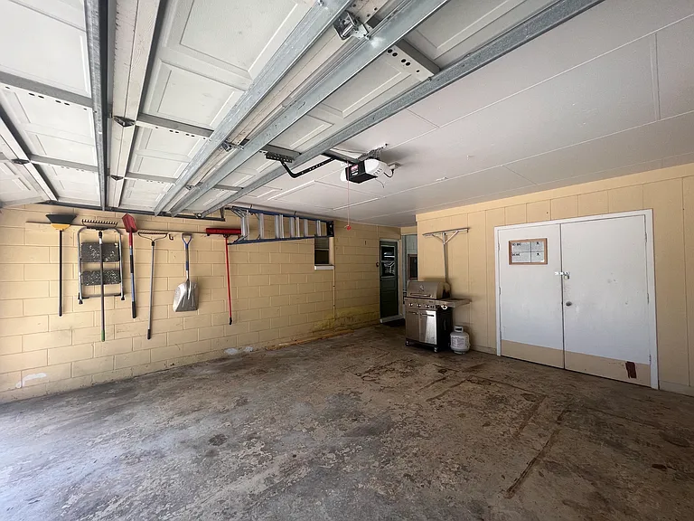 630 Queens Cir — Photo 27