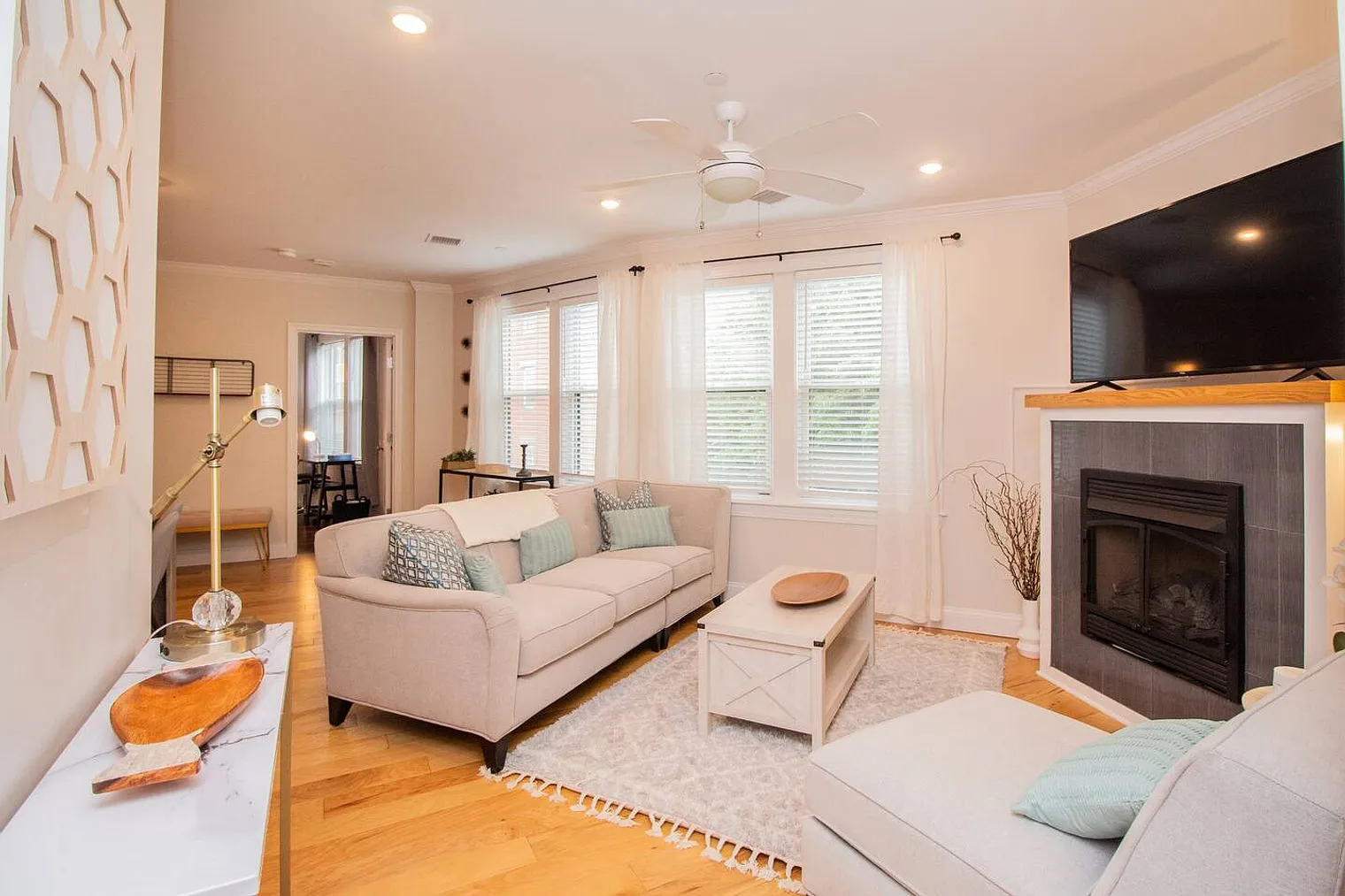 2 bed, 2.0 bath, 990 sqft, $6,598 — Photo 1