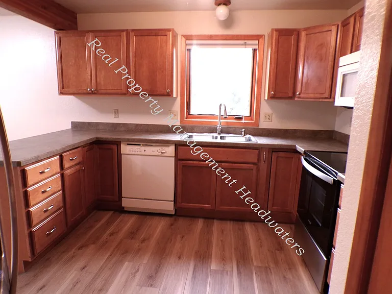 2552 Heritage Dr — Photo 3