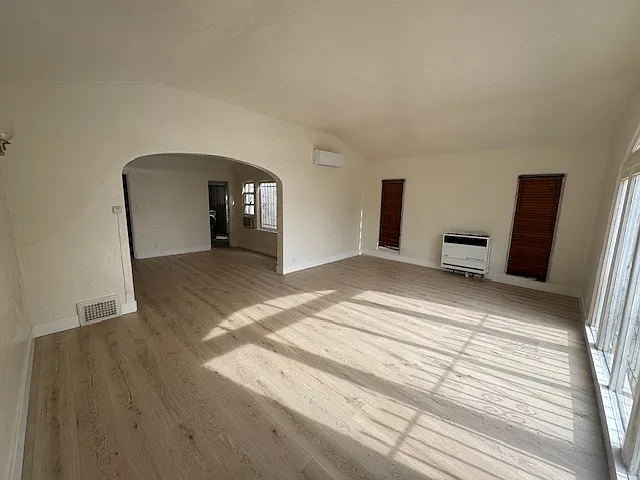 2338 N Cahuenga Blvd — Photo 12