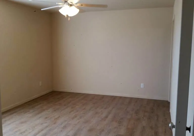 4526 Parkwood Cir — Photo 3
