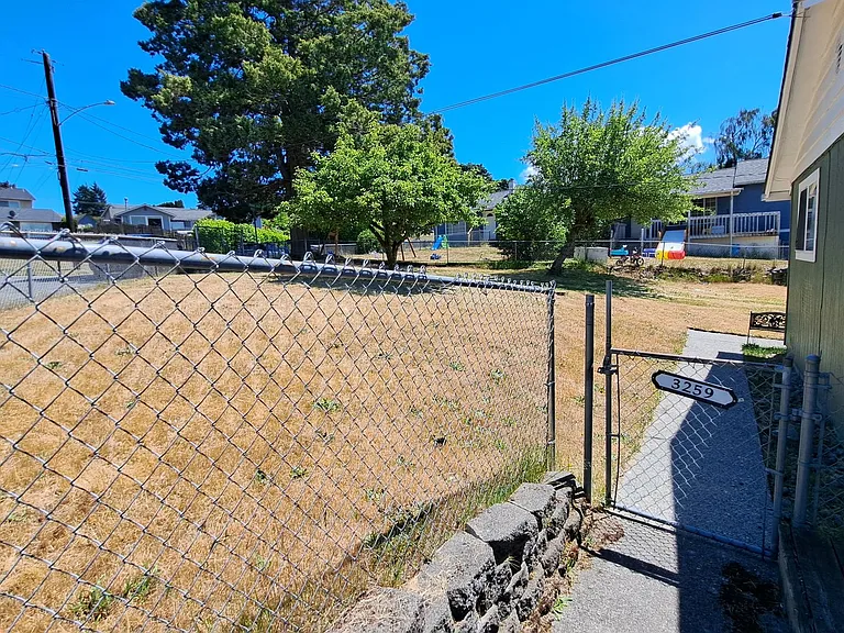 3259 Wright Ave — Photo 2