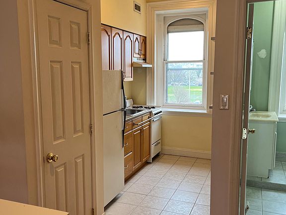 5th image of 1822 Green St APT 1W