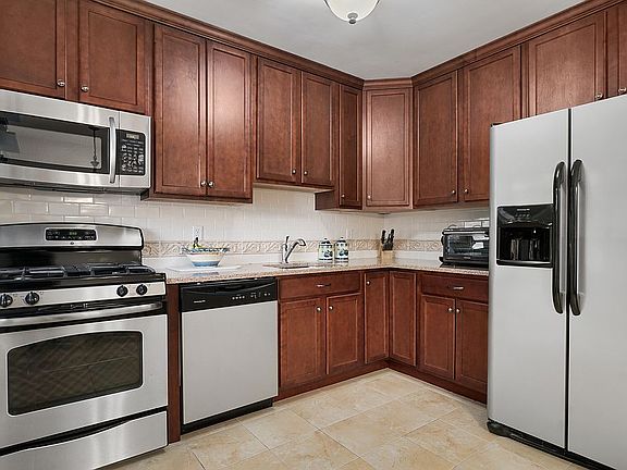 3rd image of 20 Alden Pl #2