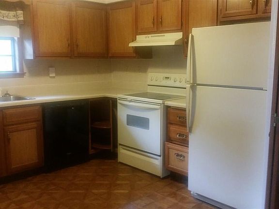 3rd image of 6 Winnebago Dr