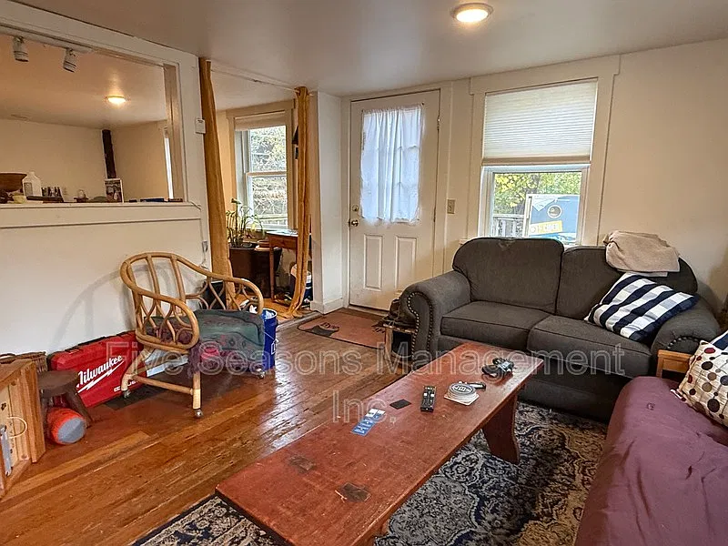 3 bed, 1.0 bath, 1000 sqft, $2,700 — Photo 4