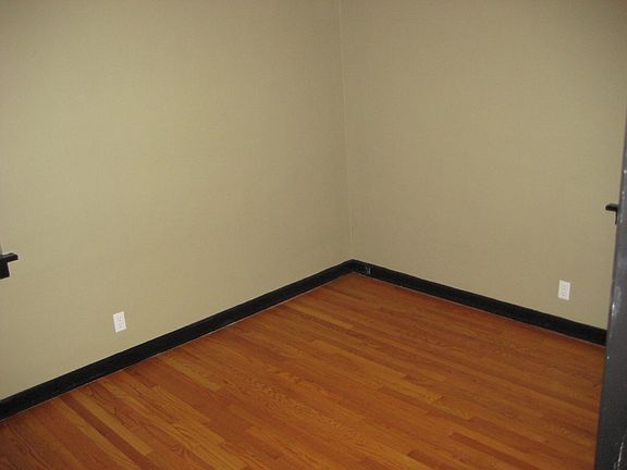 4th image of 4916-20 Jamieson Ave