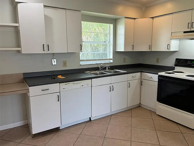 320 Queen Ave — Photo 4