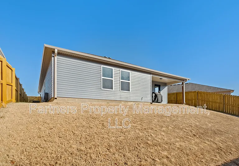 1121 E Sparrow Cir — Photo 18