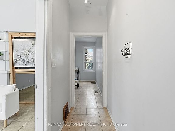 5th image of 79 Murray St E