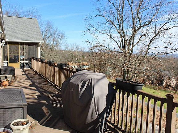 5th image of 134 Brokenwood Ln
