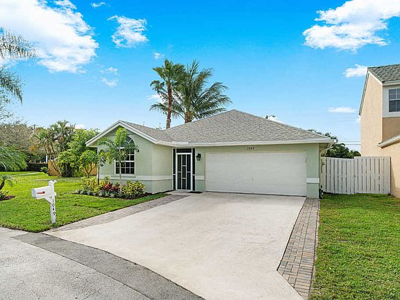 3rd image of 1049 Fairfax Cir W