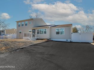 958 Mercer Dr, Toms River, NJ 08753
