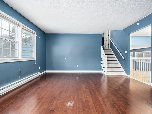 3rd image of 19 Christina Ct