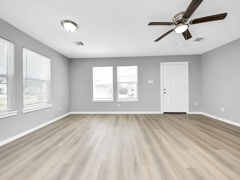 6832 Foster St — Photo 11