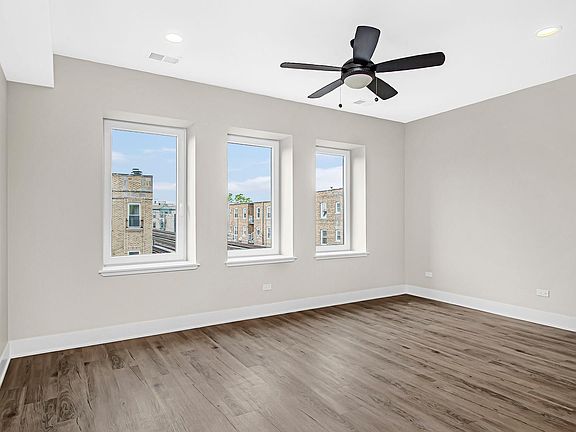 3rd image of 938 W Cornelia Ave Floor 2