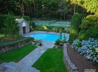 11 Oak Hill Rd, Huntington, NY 11743