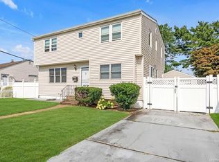 3 Woodcrest Rd, Hicksville, NY 11801