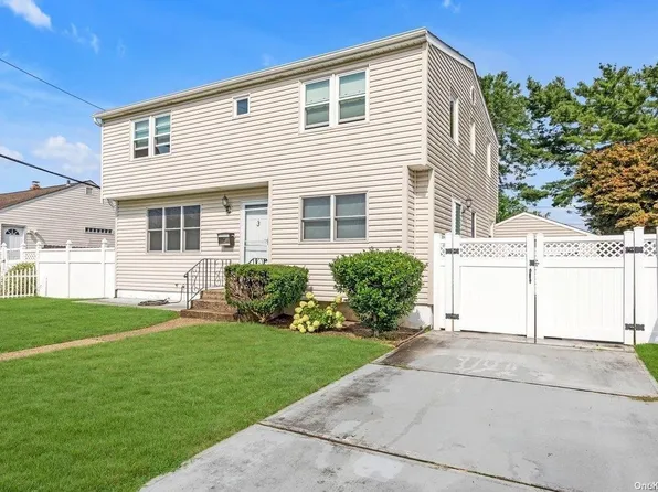 3 Woodcrest Road, Hicksville, NY 11801