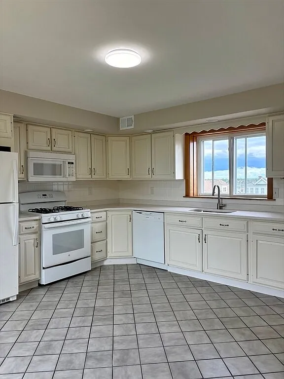 3 bed, 1200 sqft, $2,950 — Photo 1