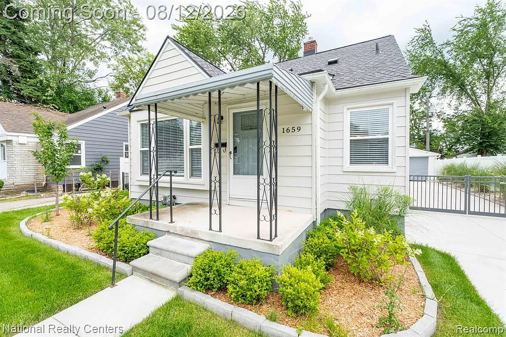 3 bed, 2.0 bath, 1121 sqft, $3,100 — Photo 2