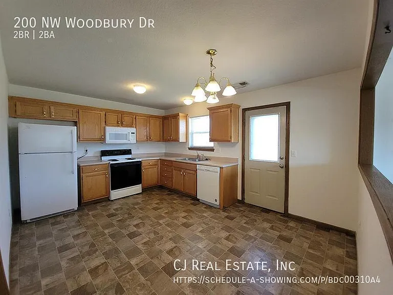 200 NW Woodbury Dr — Photo 3