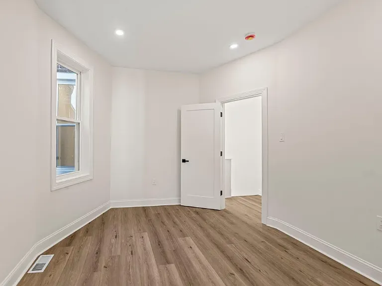 2921 W Oxford St — Photo 21