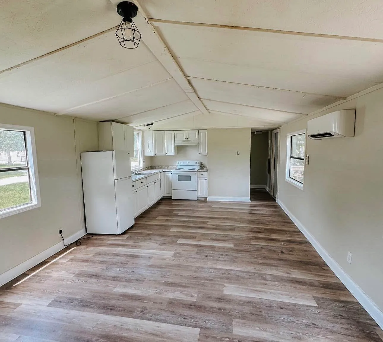 3 bed, 700 sqft, $1,095 — Photo 3