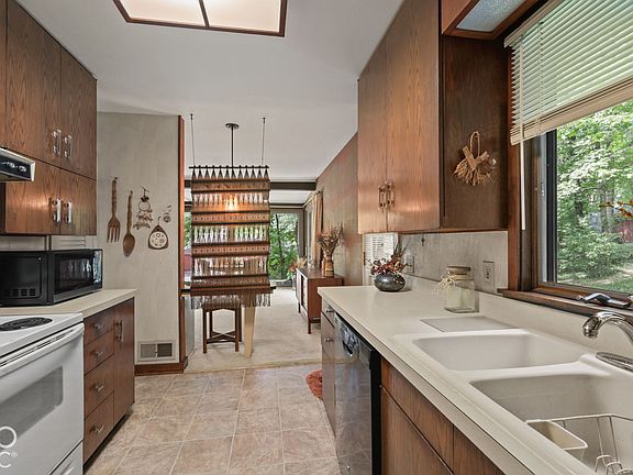 3rd image of 920 Southview Dr