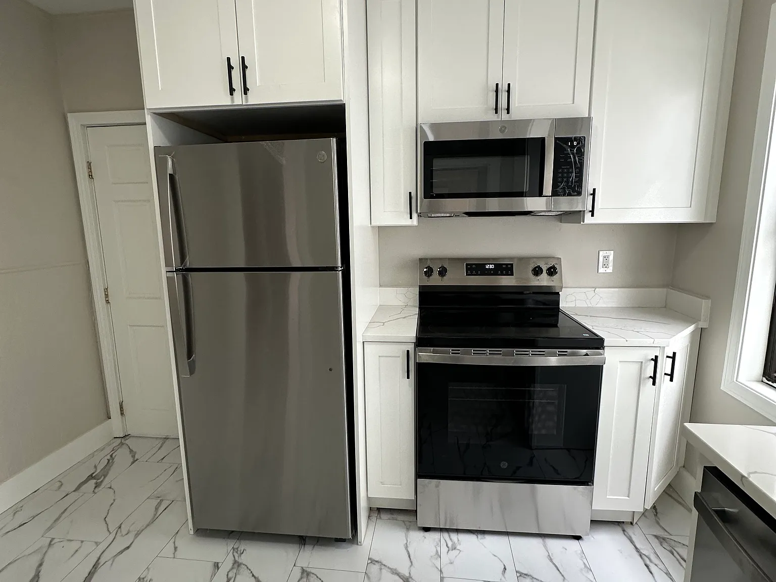 3 bed, 1000 sqft, $2,800 — Photo 3