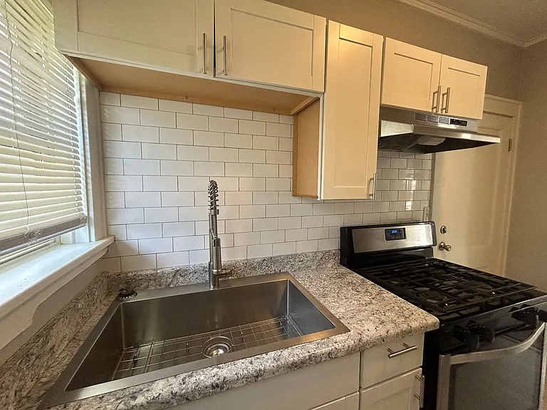 406 Oak St — Photo 6